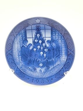 Born in 1983? This Royal Copenhagen Plate has Ring-Around-the-Rosie Energy!